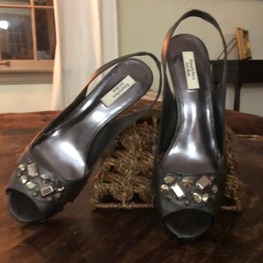 Excellent Vera Wang silver/gray. Cicely design. Worn maybe once. 9.5